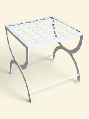 une table blanche surmontée d'un piètement métallique