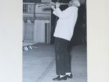 photographie en noir et blanc d'un homme jouant de la trompette dans une pièce