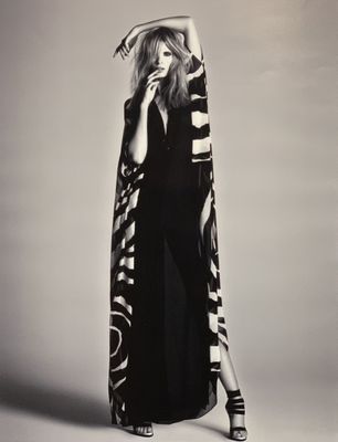 photographie en noir et blanc d'une femme vêtue d'une longue robe