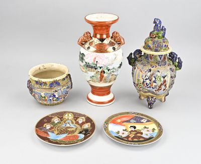 quatre vases et assiettes différents sur la table