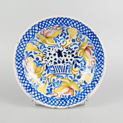 une image représentant une assiette bleue et blanche ornée d'un motif