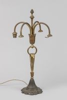 Candélabre en métal doré et patiné à quatre bras de lumière.