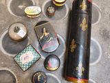 un grand nombre d'objets différents qui se trouvent sur le sol