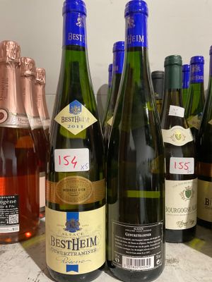 plusieurs bouteilles de vin sont alignées sur un comptoir