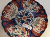 une assiette ornée d'un motif représentant des fleurs et des oiseaux