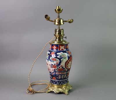 a lamp that is sitting on a table with a chain around it