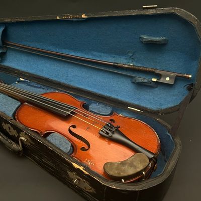 un violon dans un étui avec un archet à l'intérieur
