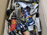 une boîte en carton remplie de friandises en tout genre