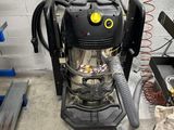un aspirateur posé dans une pièce