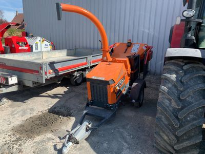 un tracteur garé à côté d'une remorque