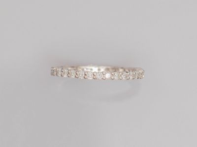 une image d'une bague éternité sertie de diamants sur fond blanc