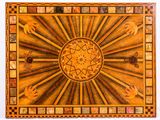l'image d'une boîte en bois ornée d'un motif décoratif