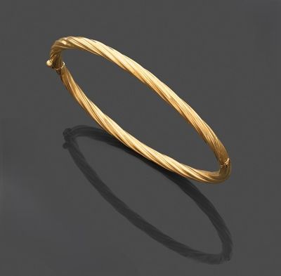 un bracelet rigide en or 18 carats, signé Cartier