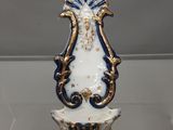 un vase blanc et bleu orné d'un motif doré