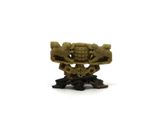 une petite figurine posée sur une table
