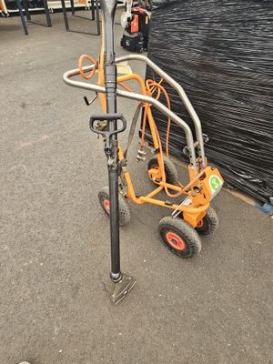 un petit vélo orange garé dans la rue