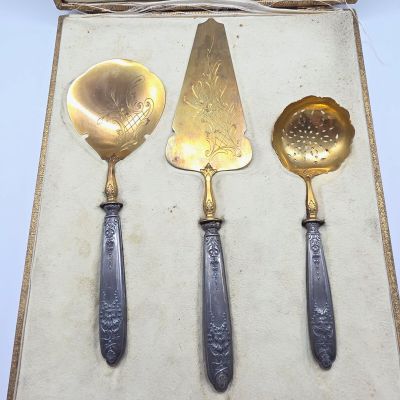 trois cuillères et une spatule rangées dans une boîte