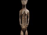 une image représentant une statue en bois d'une femme