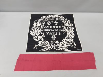 DIOR. Ensemble de 2 foulards comprenant : un foulard noir et…