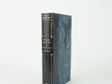 un vieux livre posé sur une table blanche