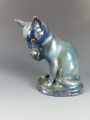 une figurine de chat bleu posée sur une table