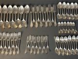 many spoons and spoon spoons laid out on a table