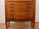 une image d'une commode en bois avec des poignées en laiton