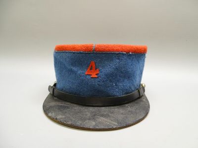un chapeau bleu orné d'un écusson rouge et bleu