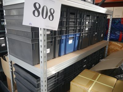 de nombreux bacs et cartons sur les étagères du magasin
