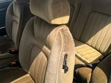 une photo d'une voiture qui se trouve à l'arrière d'une autre voiture