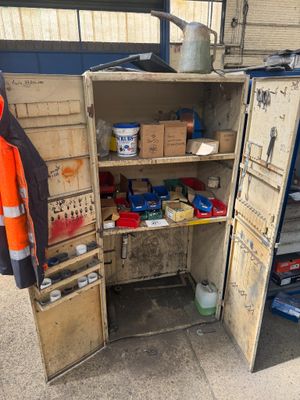 une armoire ouverte contenant de nombreux objets