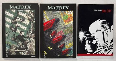 trois livres posés sur une table, sur fond blanc, avec une couverture noire et rouge