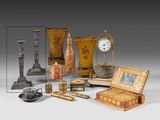 de nombreux objets différents posés sur une table