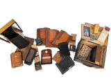 de nombreux objets anciens en bois qui sont exposés