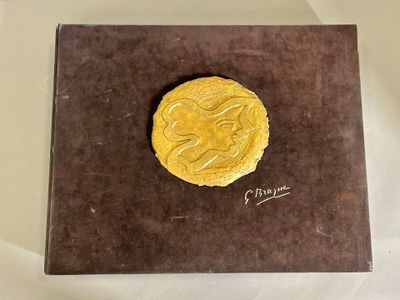 une image représentant une pièce d'or posée sur une boîte marron