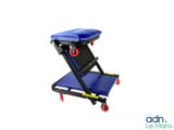 un gros plan d'un chariot bleu et noir muni de roues
