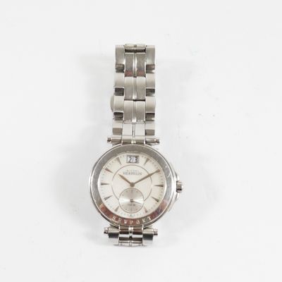 une image d'une montre-bracelet de femme sur une surface blanche