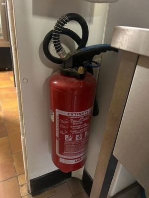 Ensemble de deux extincteurs (dont un dans le garage) En l'é…