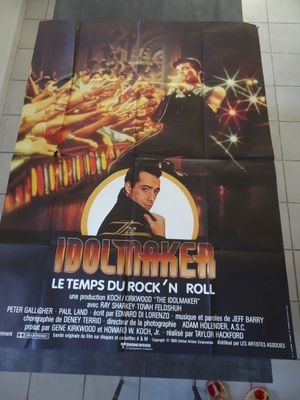 L'affiche du film « Do Timer » est accrochée au mur.