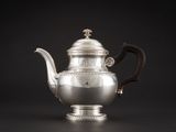 une théière ancienne en argent sur fond noir, avec un fond noir