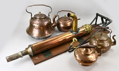 de nombreux types de théières et de bouilloires sur la table