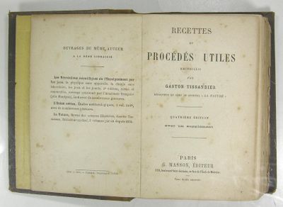 un vieux livre ouvert, dévoilant une page de texte sur un fond blanc