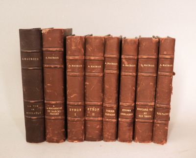 plusieurs vieux livres sont alignés sur une surface blanche