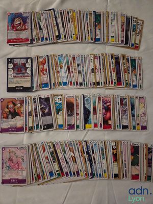 beaucoup de cartes sur la table