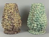 deux vases posés côte à côte sur une surface grise