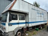 un camion garé devant un bâtiment