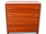 un gros plan d'une commode en bois sur fond blanc