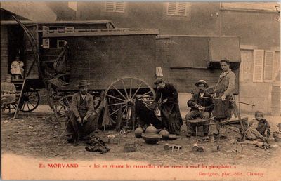 une photo en noir et blanc montrant un groupe de personnes assises autour d'un chariot