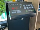 une machine qui se trouve sur une étagère dans une pièce