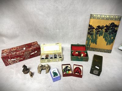 de nombreux objets différents posés sur une table